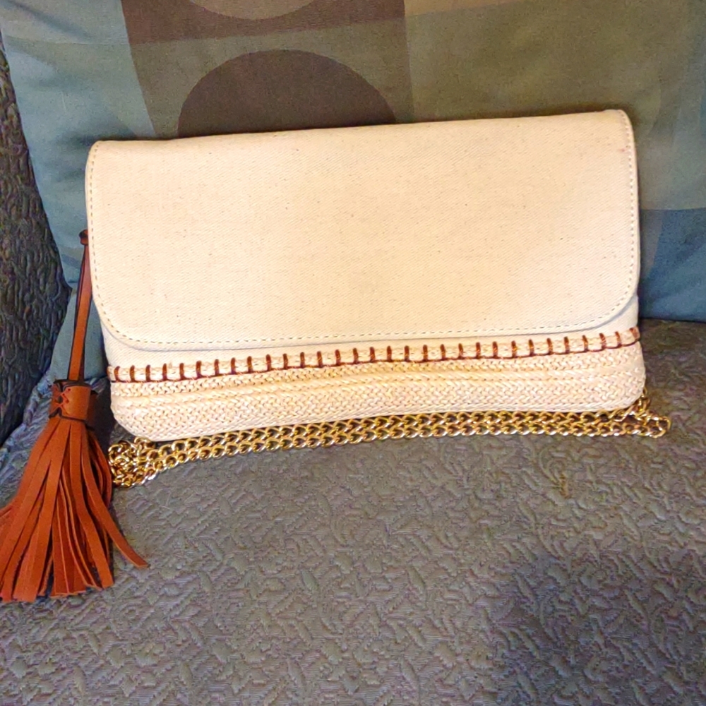 Urban Expression handbag with shoulder chain.